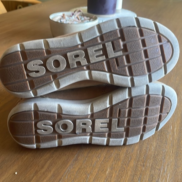 Sorel Tan Winter Boots with White Fur Trim - Picture 8 of 8